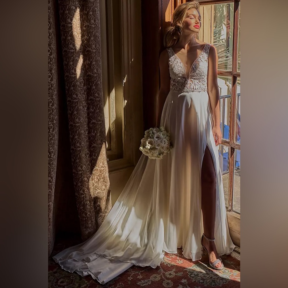 Galina Ivory Size 14 Applique Illusion Chiffon Wedding Dress STYLE# SWG842 NWT